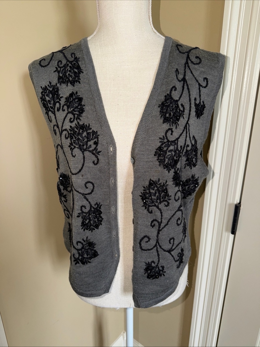 Vintage Susan Bristol Embroidered Sweater Vest Size M Gray Floral Cottagecore